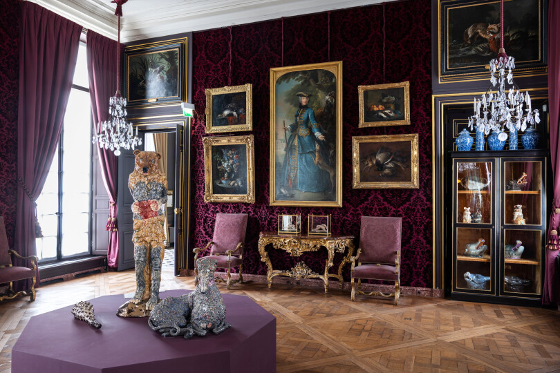 Au premier étage du musée de la Chasse et de la Nature, le Salon de compagnie a reçu la visite d’un curieux duo composé de l’ours Guerrier et du lévrier Tatoo, deux œuvres de Carolein Smit.